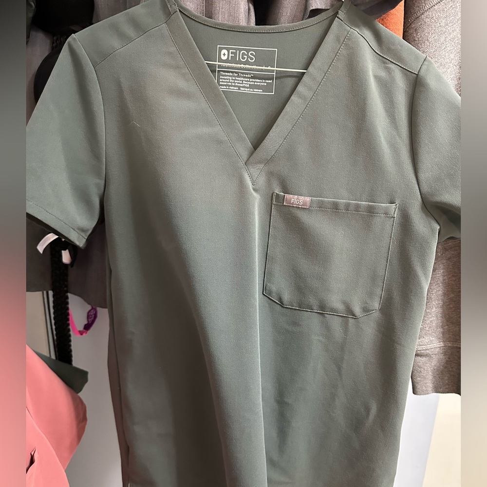 Figs scrub top.